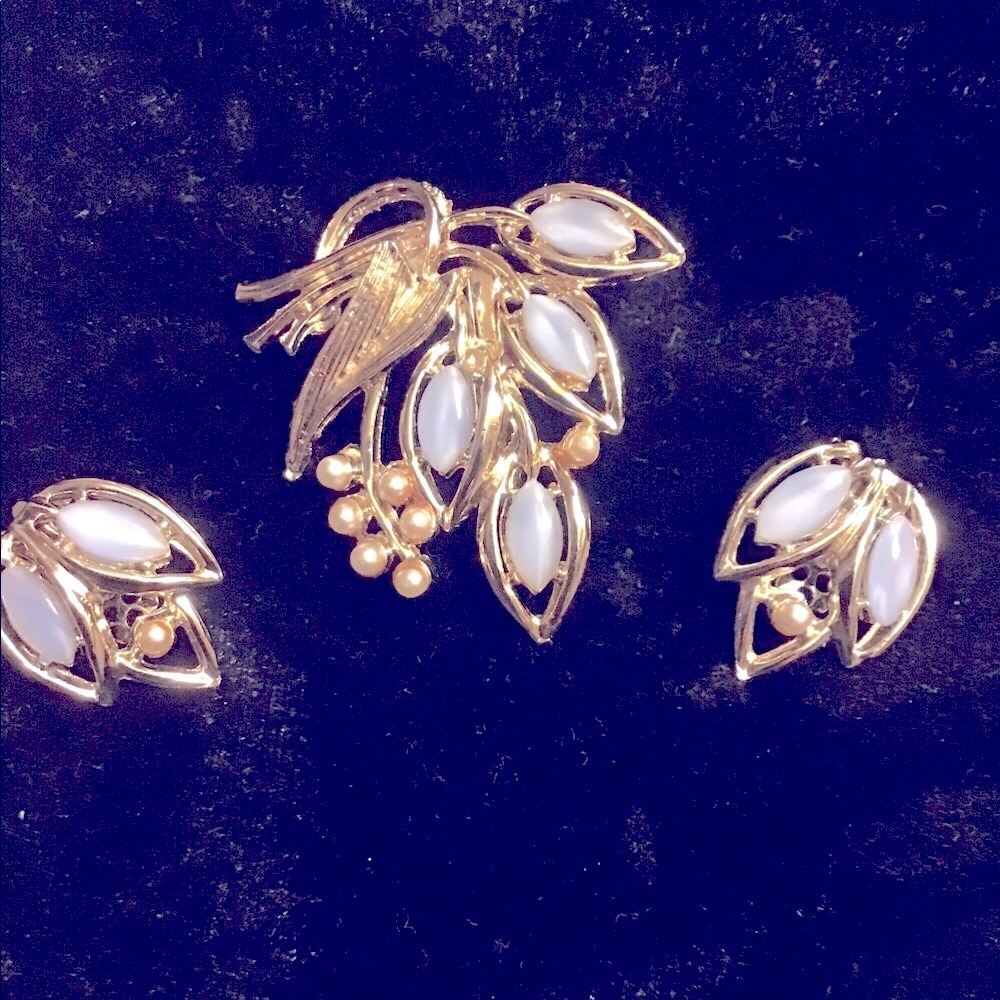 VINTAGE BROOCH AND CLIP EARRINGS - Picture 2 of 4